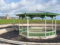 Swanage Bandstand and the War Memorial - Ref: VS2011